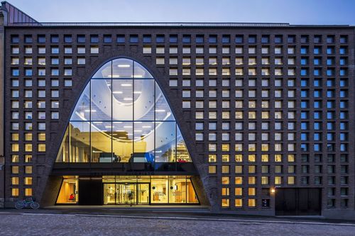 regularny układ okien Biblioteki Głównej Uniwersytetu w Helsinkach 
